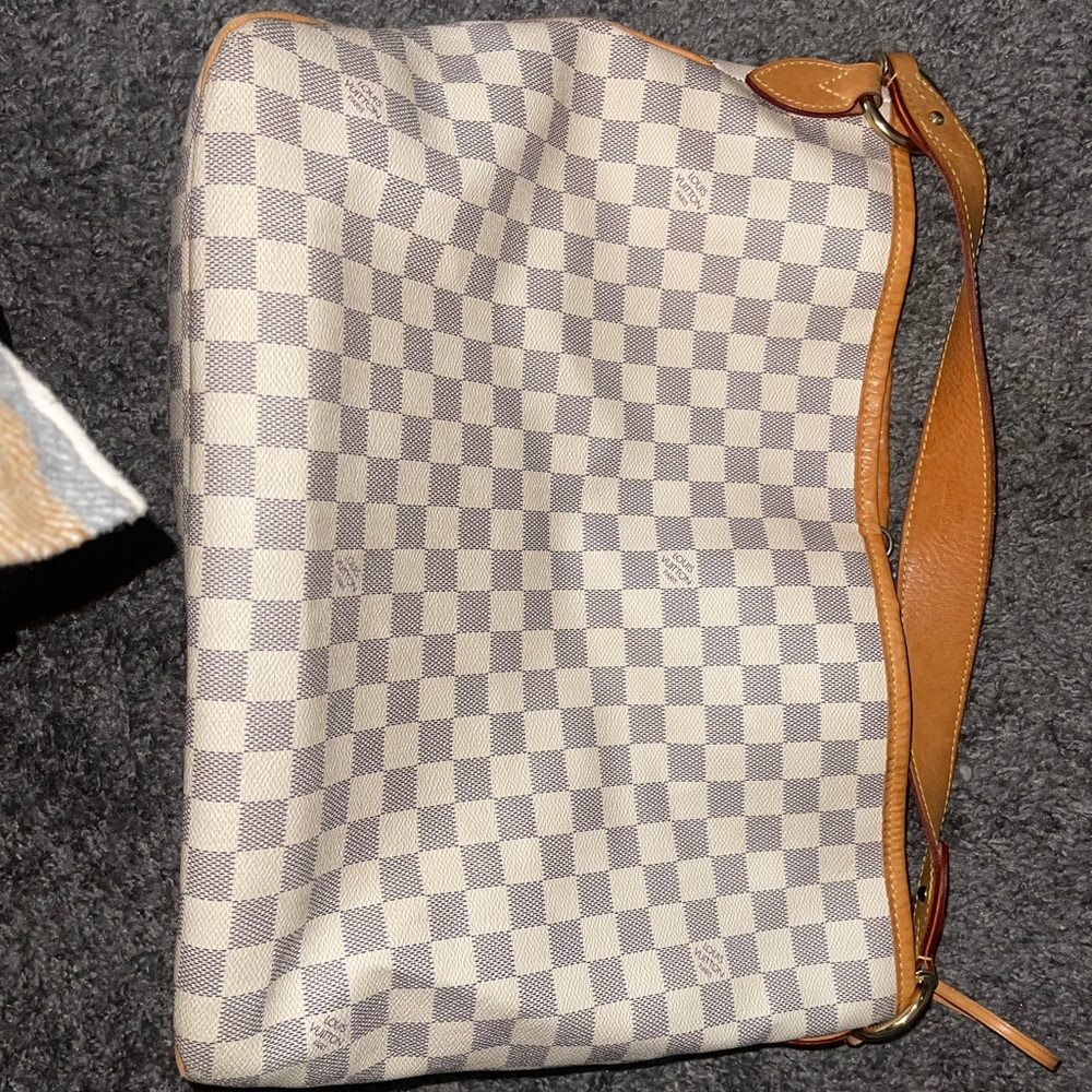 Authentic Louis Vuitton Delightful leather handbag
Good condition
